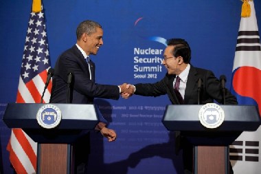 Barak Obama and Lee Myung Bak (White House)_380