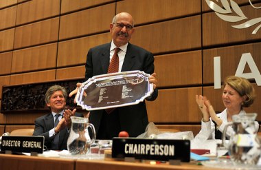 ElBaradei award at IAEA GC (Dean Calma - IAEA)