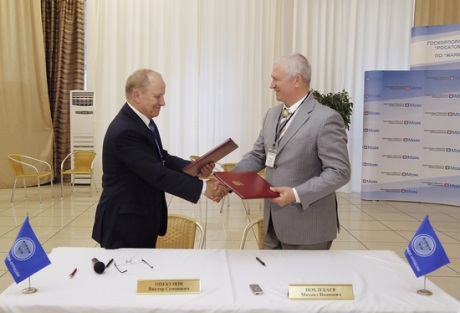 Pokhlebaev and Opekunov at the signing ceremony - 460 (AtomSRO)