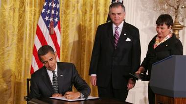 Obama signing (Image: whitehouse.gov)