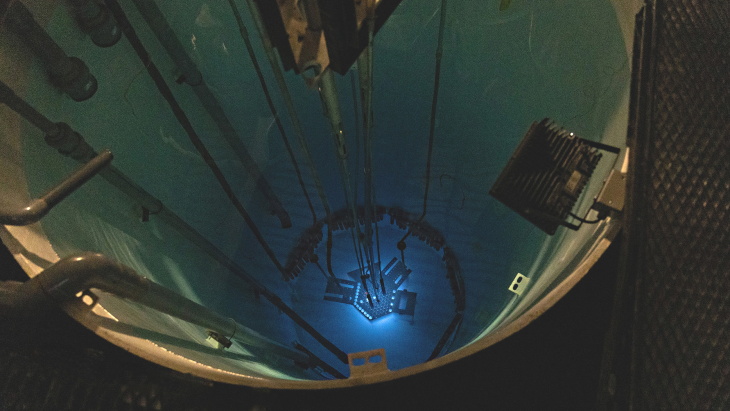 US research reactor first to produce electricity