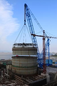 Sanmen - lowering third containment vessel ring (Image: SNNPC)