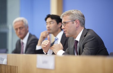 Rottgen and others at press conference (Image: BMU/Thomas Trutschel)